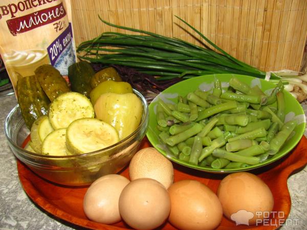 Салат со спаржевой фасолью, маринованными овощами и мясом кролика фото