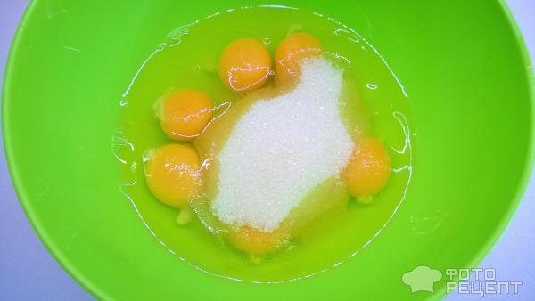 Взбиваем яйца, сахар и мед до густоты не менее 10 минут. Масса должна увеличиться в 4 раза