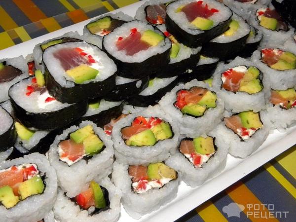 суши-маки со свежем лососем и тунцом
