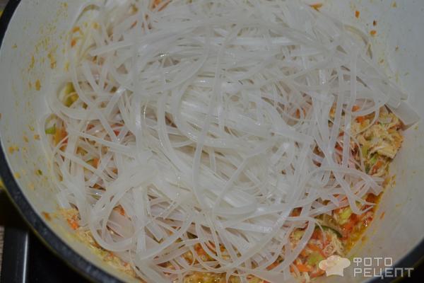 Рисовая лапша с курицей и овощами фото