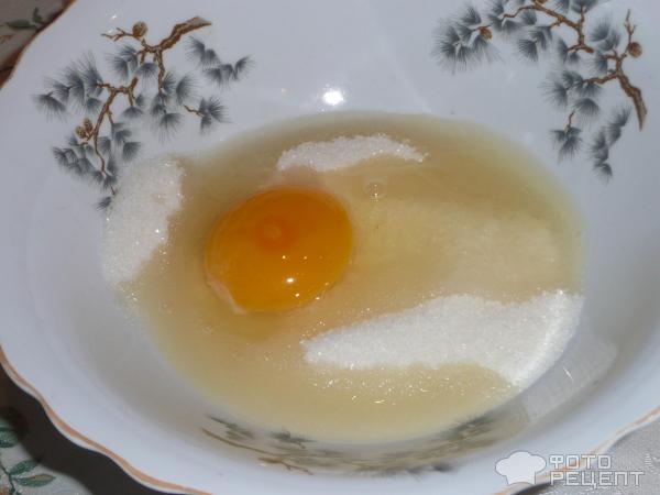 Для заварного крема растераем 1 яйцо с 150 гр. сахара.