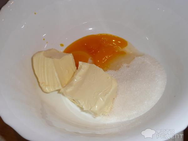 смешиваем 3 яичных желтка, 100 гр. сахара и 125 гр сливочного масла (масло должно быть комнатной температуры, очень мягкое)