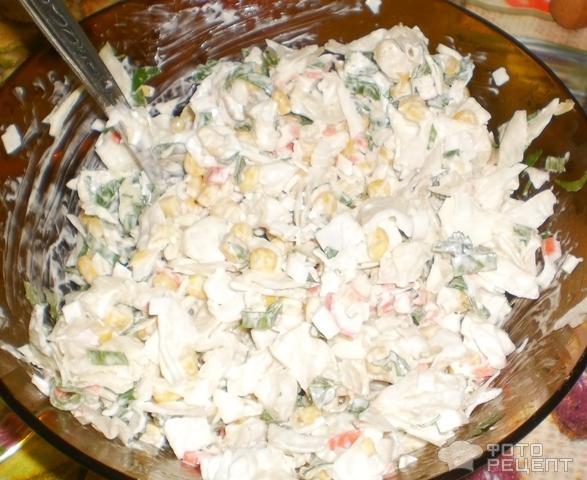 Салат из капусты с крабовыми палочками и кукурузой фото