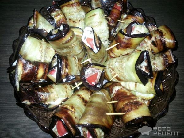 Рулетики из баклажанов с брынзой, помидорами и чесночным соусом фото