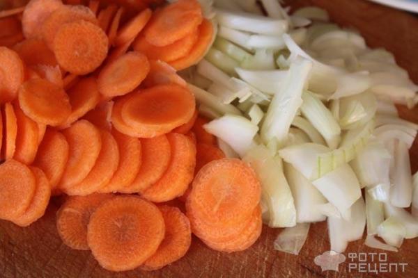 порезать морковь и лук