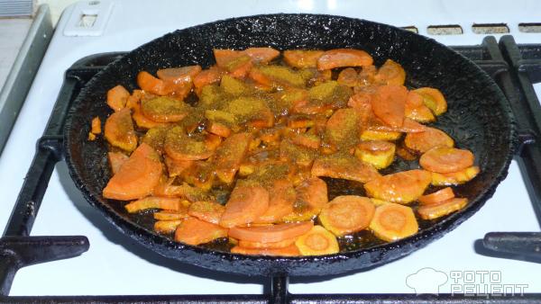 На сковороду наливаем немного растительного масла и обжариваем морковку вместе с приправой для курицы.