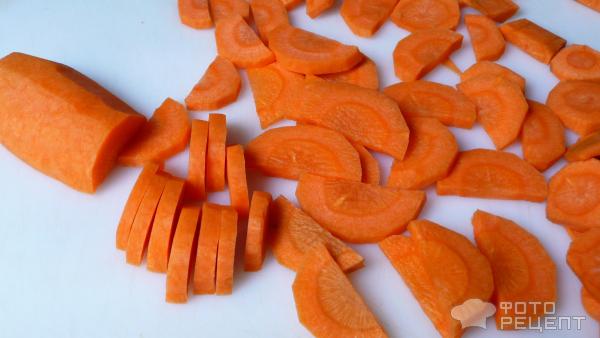 Тем временем чистим морковь и режем ее полукружочками.