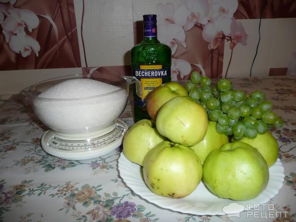Для яблочного желе требуются яблоки, небольшая веточка винограда, сахар, две ложки ароматного ликера и вода.