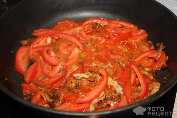 томаты и бекон в сковороде