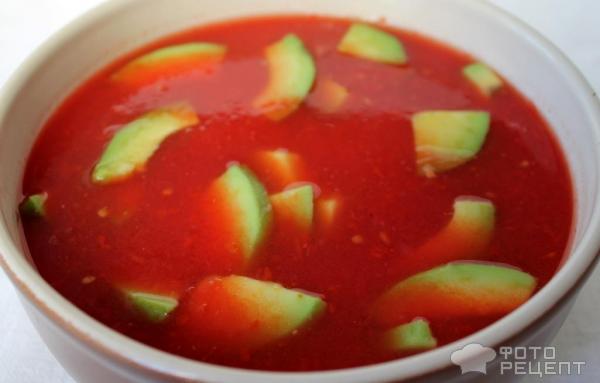 Томатный суп с авокадо и креветками фото