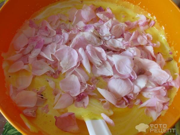 Бисквит с лепестками роз фото