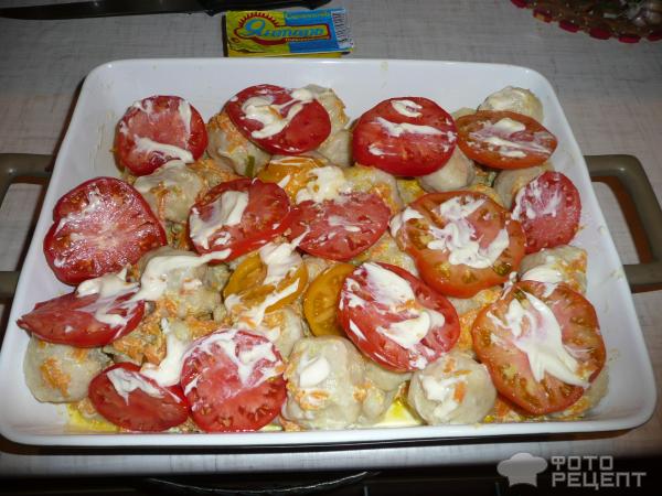 Покрыть сверху нарезанными кружочками помидор и побрыгать оставшимся сыром.