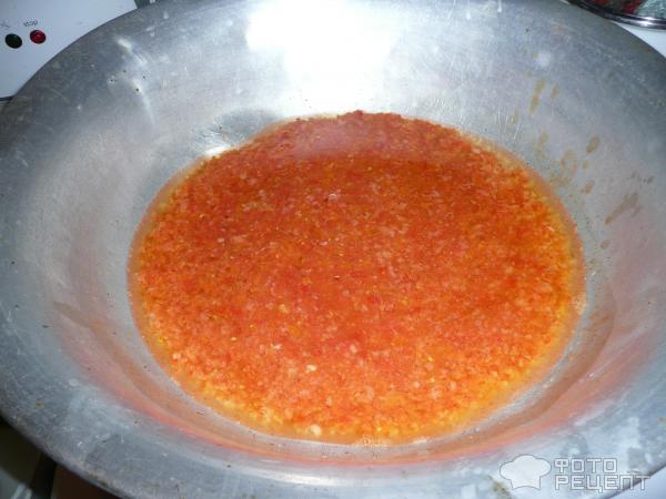 Затем бросаем помидоры и обжариваем 10 минут.