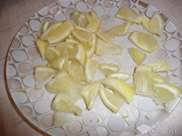 Ободранный лимон режем на маленькие кусочки.
