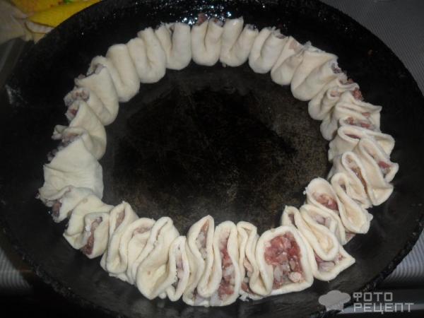 Открытый пирог из слоеного теста с мясом и рисом фото