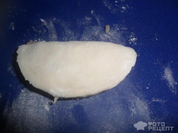 Открытый пирог из слоеного теста с мясом и рисом фото