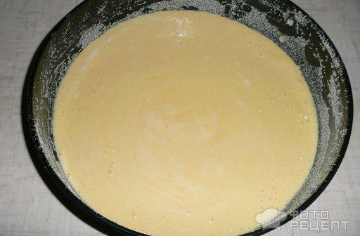 Форму смазать маслом, чтобы не прилип пирог, посыпать манкой или сухарями.