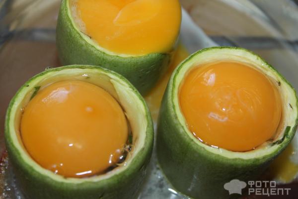 Яйца запеченные в цукини фото