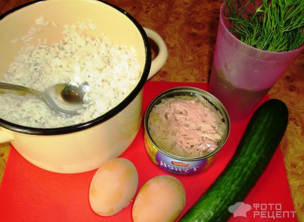 Салат с тунцом, огурцом и рисом фото