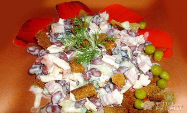 Салат с сухариками, фасолью и сыром фото
