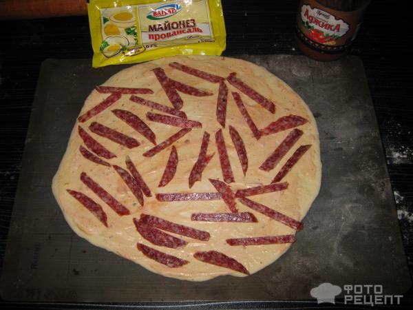 Пицца с колбасой фото