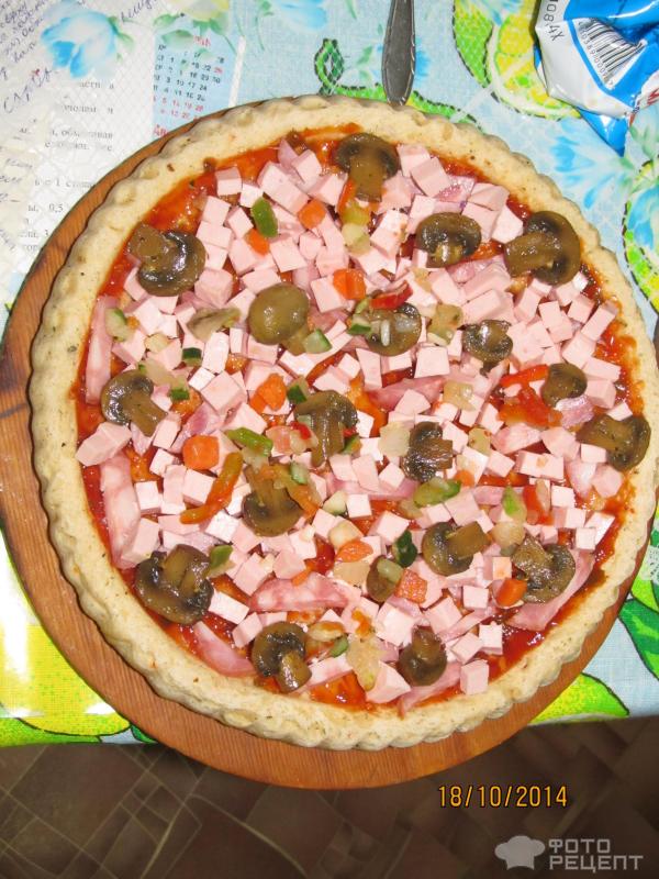 Пицца с грибами, перцем и томатами фото