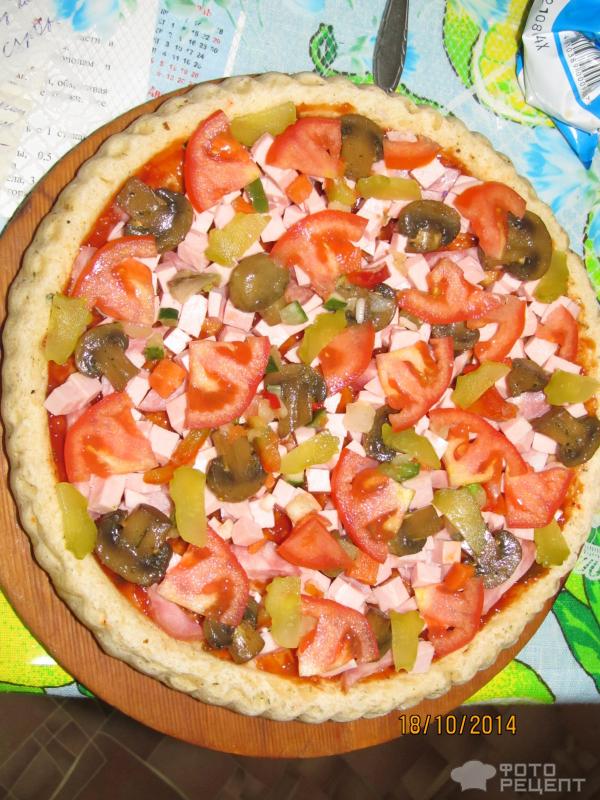 Пицца с грибами, перцем и томатами фото