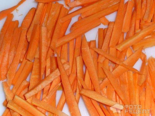 Морковь режем соломкой.