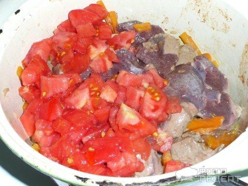 К тушенным овощам добавляем печень и минут через пять помидоры.