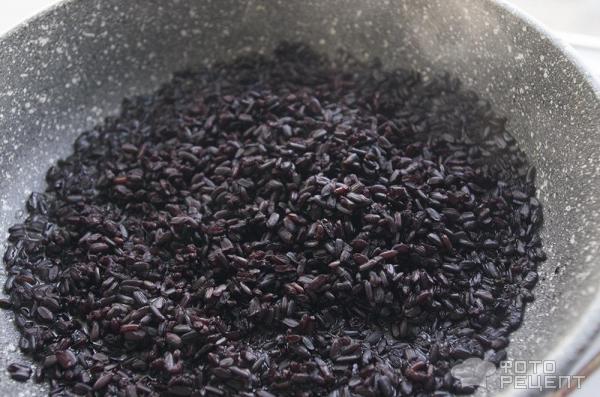 Черный рис нероне с креветочным соусом фото