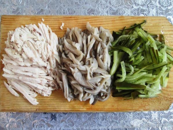 Салат «Пятиминутка» с маринованными грибами и огурцами