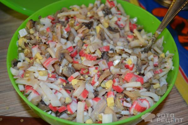 Салат с кальмарами и крабовыми палочками фото
