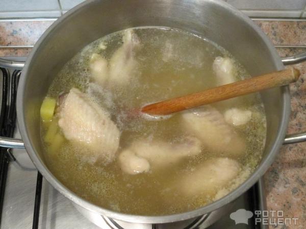 Суп с галушками и куриными крылышками фото