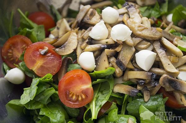 Салат с моцареллой, грибами и шпинатом фото
