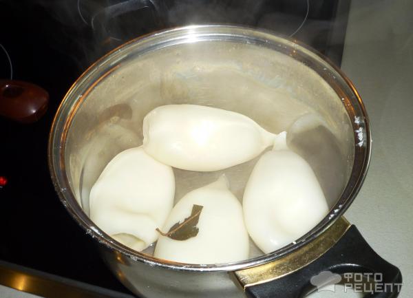 Фото-рецепт Салат из кальмаров с луком и яйцом