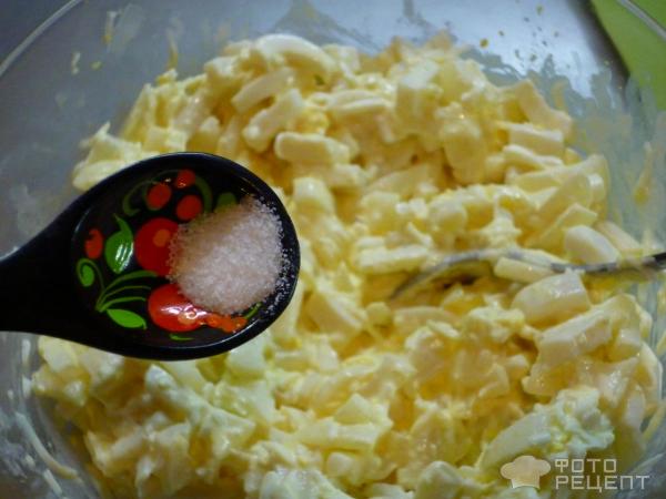 Фото-рецепт Салат из кальмаров с луком и яйцом