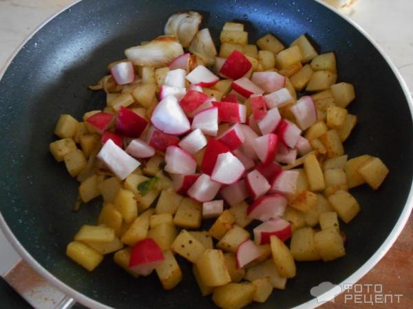 Теплый салат с редисом, картофелем фото