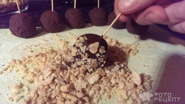 шоколадно-яичные шарики в шоколаде и орехах