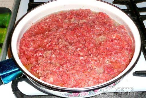 Мясо выкладываем на сковороду для тушения смазанную маслом.