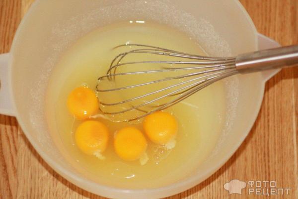 Добавляем яйца к маслу и сахару