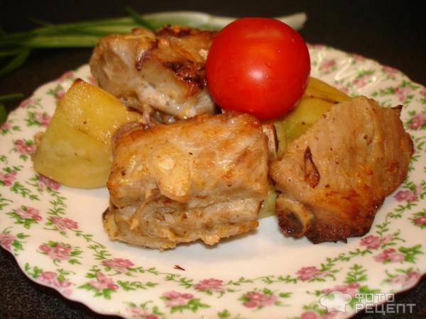 Свиные ребрышки запеченные в духовке с картофелем и красным луком фото