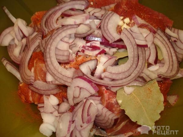 Свиные ребрышки запеченные в духовке с картофелем и красным луком фото