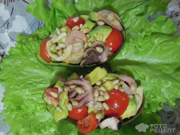 Салат Морское ассорти с авокадо фото