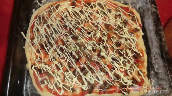 Пицца с куриными желудками и луком фото