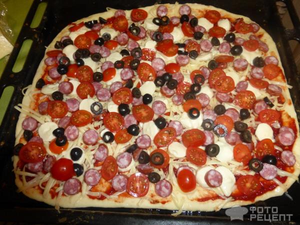 Пицца с моцареллой и помидорами и колбасой рецепт с фото