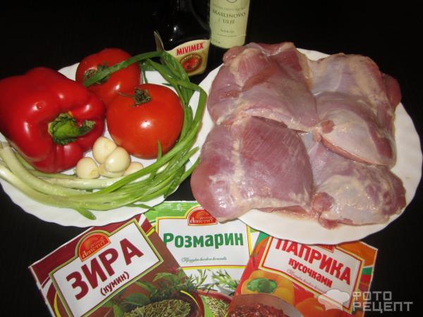 Бедро индейки запеченное с болгарским перцем и томатами фото