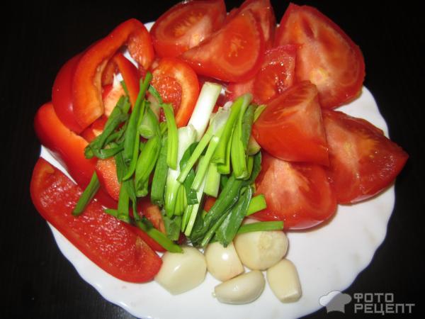 Бедро индейки запеченное с болгарским перцем и томатами фото