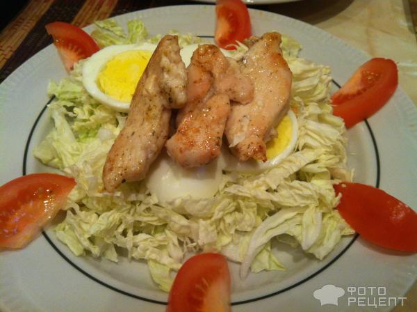 Салат с курицей и гренками фото