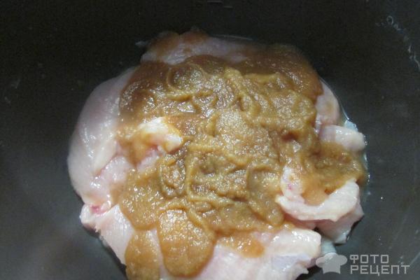 Куриная грудка маринованная, тушеная в мультиварке фото