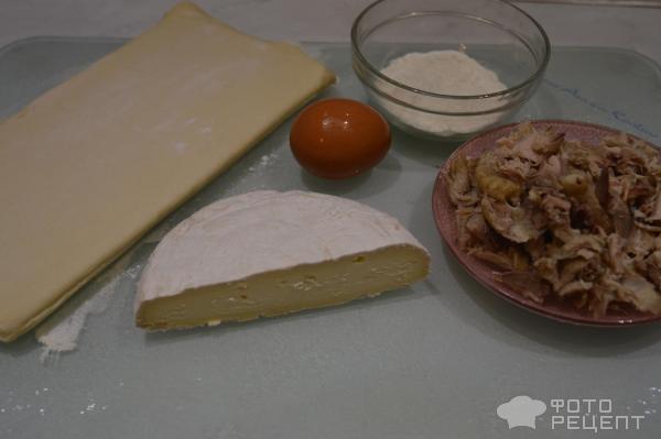Пирожки из слоеного теста с курицей и сыром камамбер фото